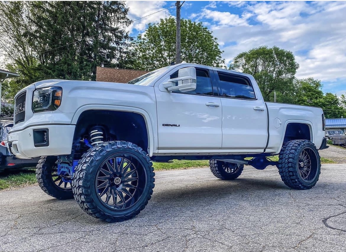 ZumbrotaD's tweet photo. It’s been a year and @ollie_and_the_denali stays on the road thanks to our #reman transfer case 🙌

#zumbrotadrivetrain #manualtransmission #transfercase #axles #IFS https://t.co/jnfcrPS8k2