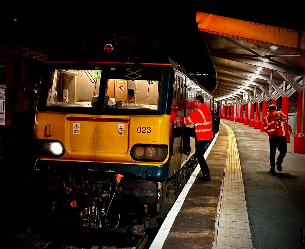 SydneyBridgeTMD's tweet image. When the other half who isn’t usually into trains takes these amazing photos at Crewe Station last night #Class92 #Dyson #Class57 #Thunderbird #RailwayPhotography #Crewe @DRSgovuk @CalSleeper