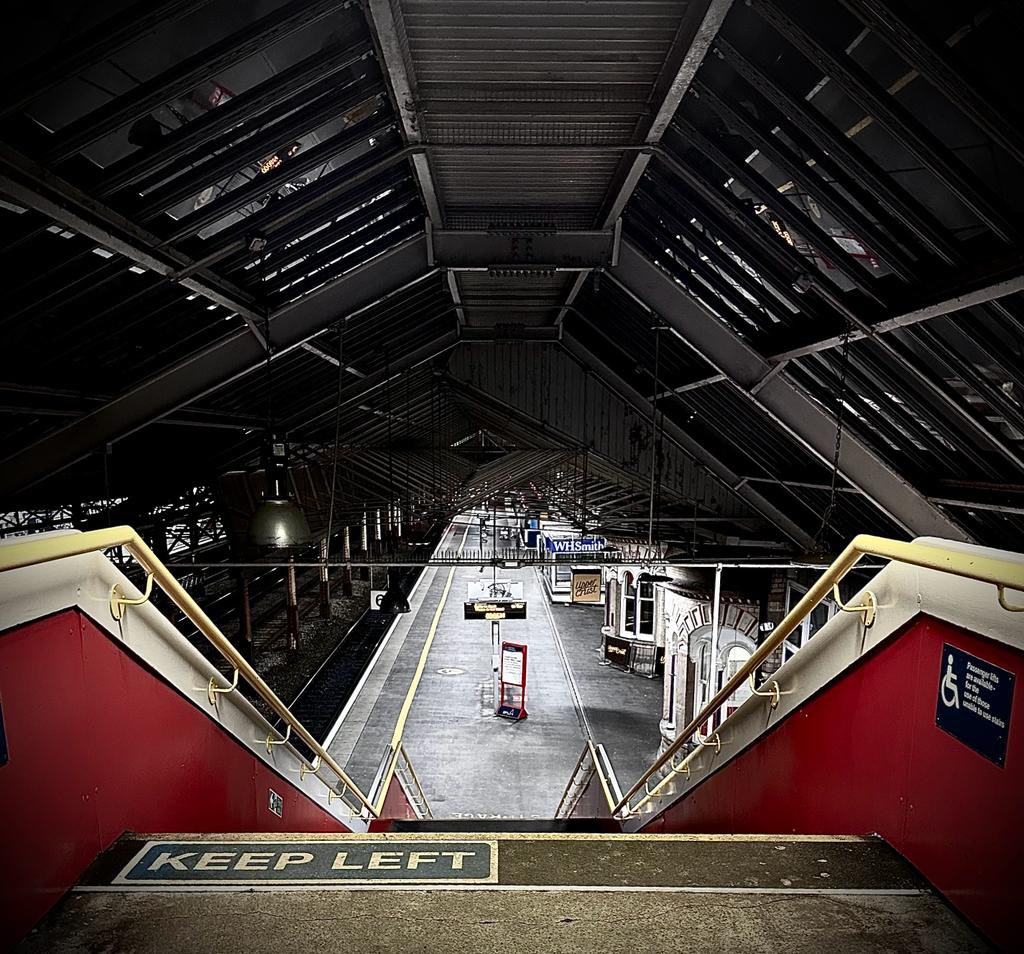 SydneyBridgeTMD's tweet image. When the other half who isn’t usually into trains takes these amazing photos at Crewe Station last night #Class92 #Dyson #Class57 #Thunderbird #RailwayPhotography #Crewe @DRSgovuk @CalSleeper