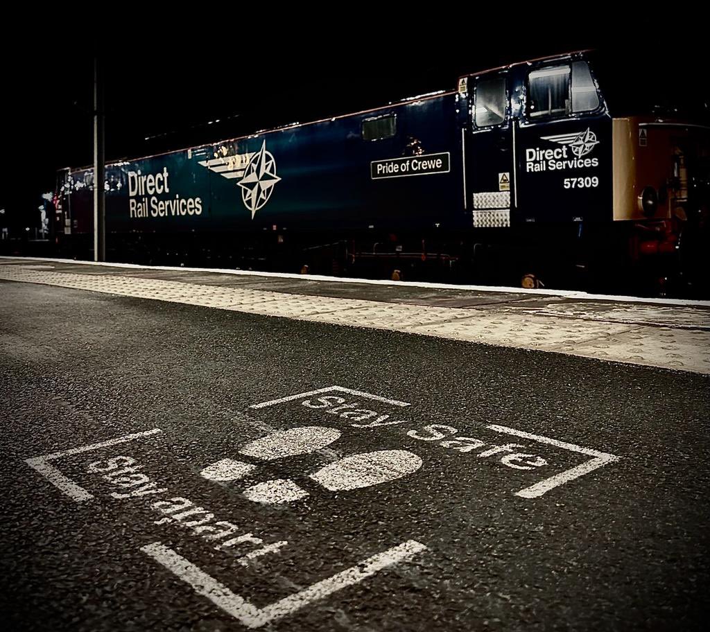 SydneyBridgeTMD's tweet image. When the other half who isn’t usually into trains takes these amazing photos at Crewe Station last night #Class92 #Dyson #Class57 #Thunderbird #RailwayPhotography #Crewe @DRSgovuk @CalSleeper