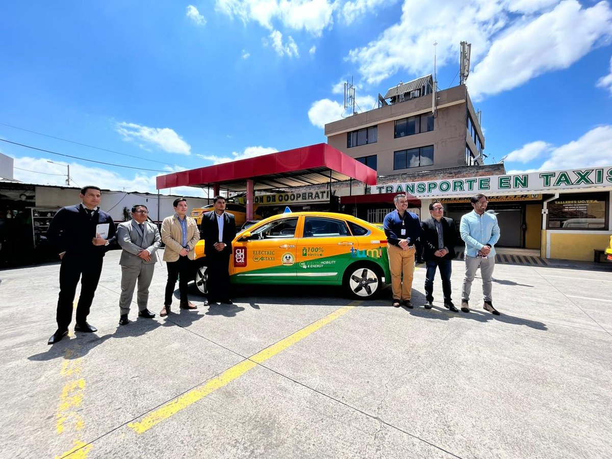 Diego_CorreaB's tweet photo. #Cuenca lidera la estrategia nacional de electromovilidad en Ecuador. Con la visión de @pedropalaciosu, hacia una movilidad sostenible y limpia. Se realizó en lanzamiento del segundo piloto “Taxi Eléctrico“ dentro del PLAN @ecuenca_ec. Apoyado por #TUMI y @GIZEcuador. #ecuenca https://t.co/vFAL3lwZ3U
