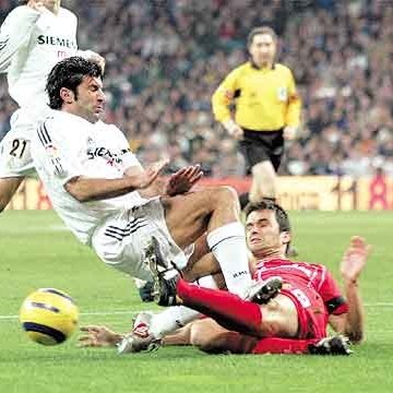 Bajarlaalpasto's tweet photo. Para entradas salvajes la de Figo que acabó con la carrera deportiva de César Jiménez. ¿Y sabéis la sanción? En el campo Losantos Omar no le mostró ni amarilla y después el Comité de Competición no quiso entrar de oficio.

Insisto, lecciones de esta purria ¡ninguna! https://t.co/D3aVwu0fGS