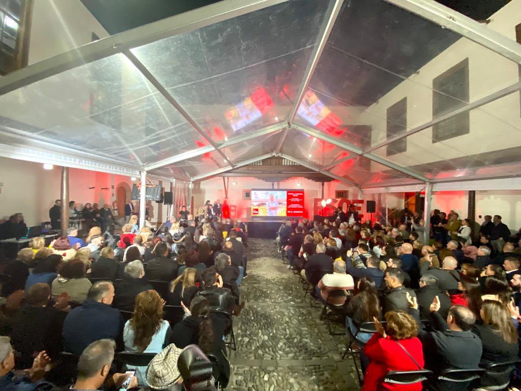 CarolinaDarias's tweet photo. 🌹 Más de 400 personas arroparon hoy a @AlejandroRamosg en su primer paso hacia la Alcaldía de #Telde.

Ha sido un verdadero honor participar junto a @avtorresp y @AugustoHidalgo_ en este encuentro de apoyo al  próximo alcalde de esta ciudad hermana #AhoraEsElMomento https://t.co/juKX81XhCG