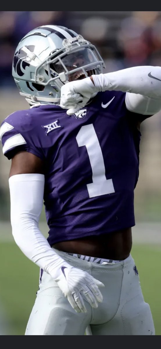 #agtg after a great conversation with <a href="/COACHMALONE/">Van Malone</a> I am blessed to receive an offer from Kansas state!💜 <a href="/DezBlackCoach/">Dez Black</a> <a href="/justinallen_13/">Justin Allen</a> #eatemupksu