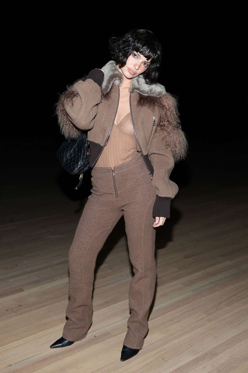 SawFirst1's tweet image. Emily Ratajkowski in See-Through Top and Brown Jacket at Marc Jacobs Fashion Show in New York - sawfirst.com/?p=282929 - #BrownJacket #MarcJacobsFashionShow #NewYork #See-ThroughTop - #EmilyRatajkowski