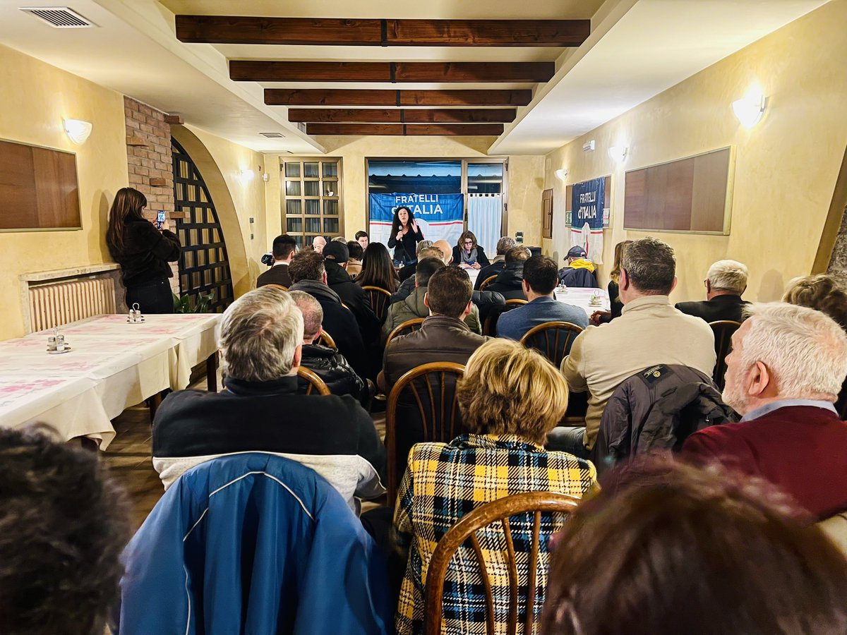 Serata a Solesino per parlare di #imprese e #commercio con <a href="/EGardini/">Elisabetta Gardini</a> e gli amici di <a href="/FratellidItalia/">Fratelli d'Italia 🇮🇹</a> 🇮🇹 Grazie a Luana Levis per l’invito 💪🏼