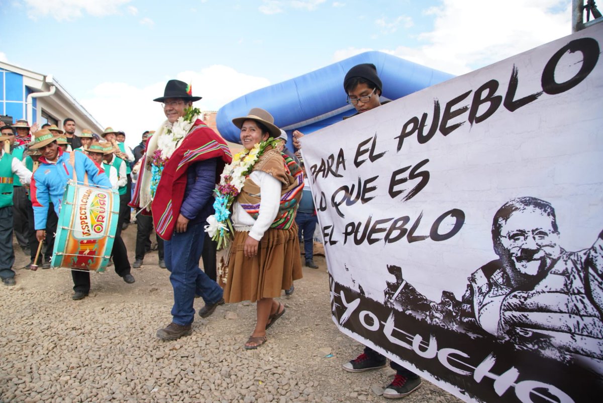 LuchoXBolivia's tweet photo. Con la entrega de 80 viviendas en el municipio de Challapata, terminamos una jornada maratónica de entrega de obras en #Oruro. Solo hoy hicimos realidad el sueño de 169 familias orureñas de tener un techo propio, con una inversión de Bs11,2 millones.
¡Felicidades Oruro! https://t.co/F5bo5OR1bF