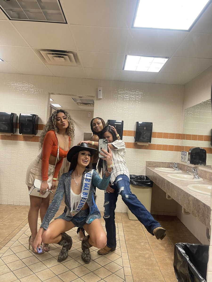 finessidy's tweet image. Yee fucking haw, I’m 22 now ♒️