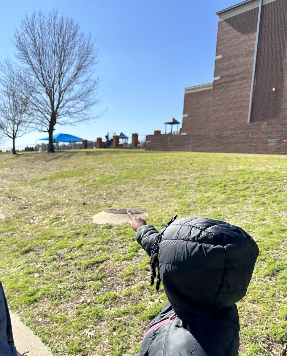 mrsrichardsjen's tweet photo. We went on a winter walk! One friend noticed the tree had no leaves. Another found leaves on the ground! Did it come from that tree? Then we saw water & we knew the ice had melted. We saw birds and that means they do not hibernate! #prek @JackTylerISD #sciencewalk https://t.co/Qgszt2VpLD
