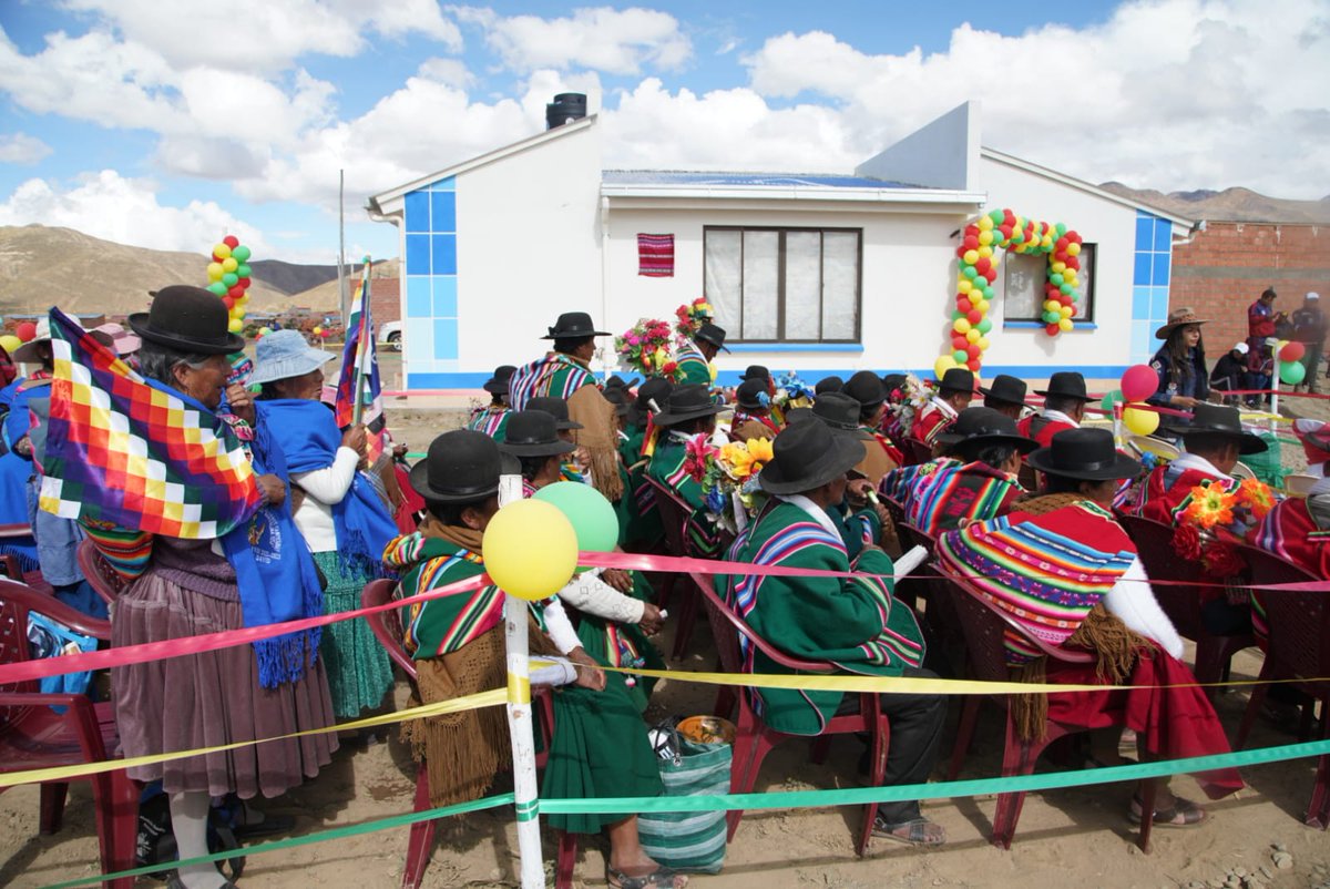LuchoXBolivia's tweet photo. Con la entrega de 80 viviendas en el municipio de Challapata, terminamos una jornada maratónica de entrega de obras en #Oruro. Solo hoy hicimos realidad el sueño de 169 familias orureñas de tener un techo propio, con una inversión de Bs11,2 millones.
¡Felicidades Oruro! https://t.co/F5bo5OR1bF