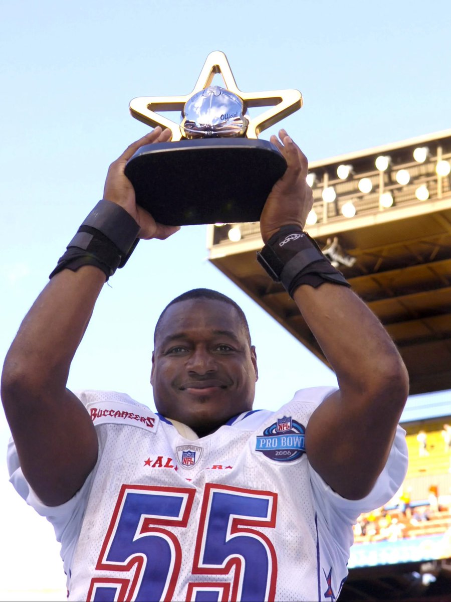 DBrooks55's tweet image. Flashback Friday: Raising the 🏆 at the 2006 Pro Bowl 🏈 Pro Bowl MVP!