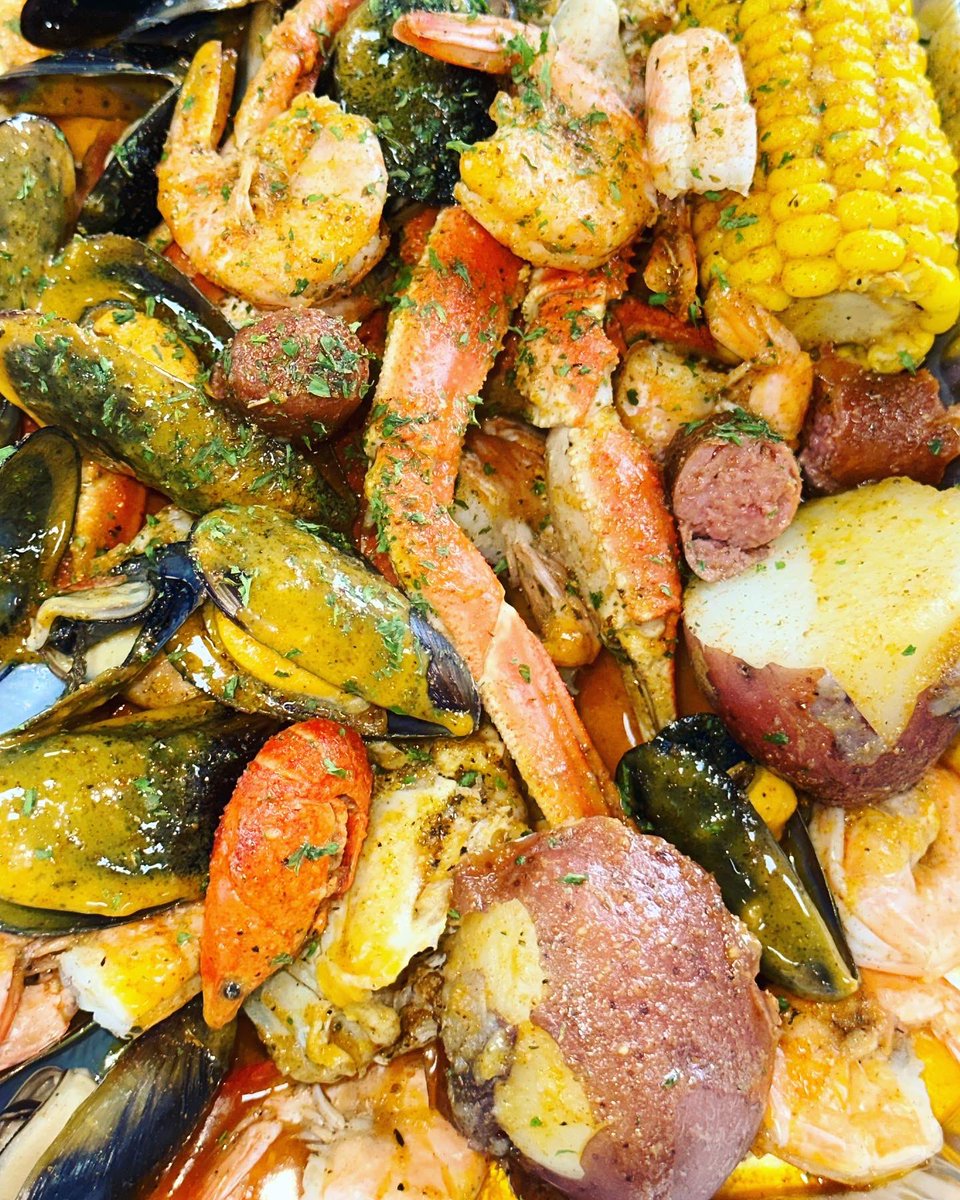 Graffitiseafood's tweet photo. These close ups tho. 😍🤤✨#TasteTheDifference #Fresh #Seafood #Graffiti #Ocala #Food #Foodie #Yum #cooktoorder #boils #crabs #scapi #shrimp #crawfish #mussels #eggs #potatoes #beefsausage #corn #parsley #oldbay #cajungarlicbutter #saucy https://t.co/tRskmu2bGX