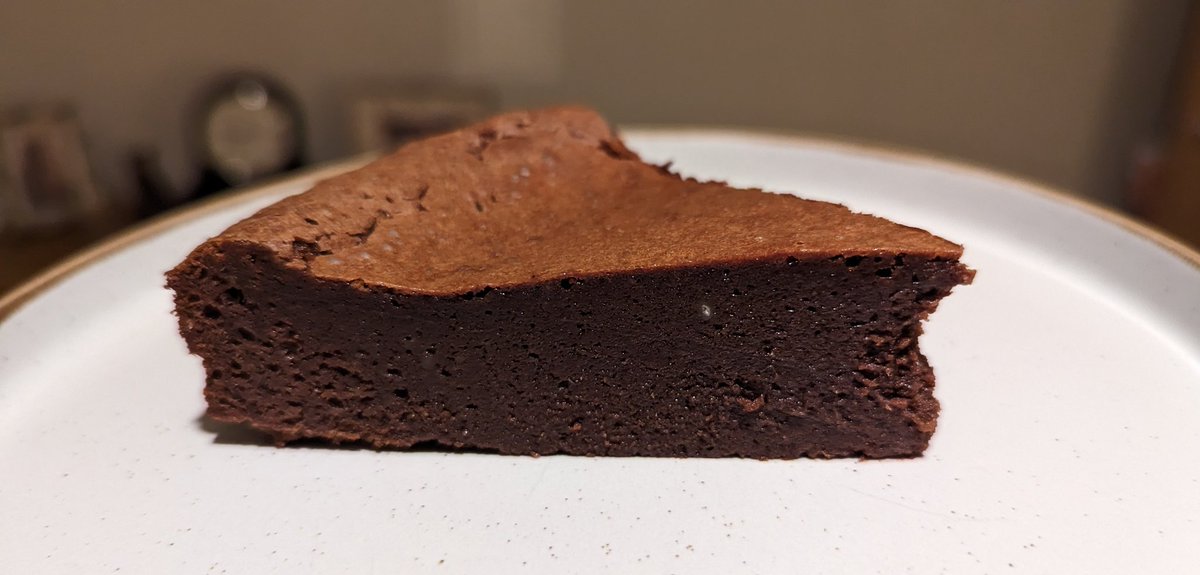 PhilsFoodWorld's tweet photo. I do enjoy rich chocolatey things. This is called Fondant Baulois which I found via some French patisserie page. Got a wee touch of salted caramel in there #CookYourOwn #FrenchPatisserie #Chocolate #EdinburghFoodBlog https://t.co/OxWmWp483K