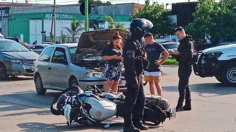 dantrila's tweet photo. #Ahora siniestro Vial en Av 6 de Julio y Santa Cruz. Colisión de un VW Gol y una moto de GPM. Tres motos de Grupo de Patrulla Motorizada cruzaban hacia barrio Lubo. El último fue impactado por el Gol. El conductor de la moto, con golpes leves, no fue trasladado al hospital. https://t.co/diGJ1t1JPt