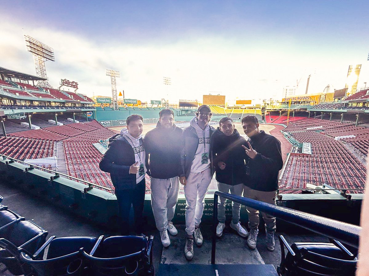 D1 en Boston 😍 ♥️🤍🖤

<a href="/TheLucho201/">Lucho ✞</a> 
<a href="/AaronSukry/">Aaron🇨🇱</a> 
<a href="/ZooNerUS/">Zooner 🇦🇷🧉🥩</a> 
@MDesmays 
<a href="/ethanccarter34/">Ethan Carter</a> 

Nuestra siguiente partida 🆚️ <a href="/APHeSports/">Aphelion eSports®</a> <a href="/CODLeague/">Call of Duty League</a>

Lo podrás ver por: 🔴 twitch.tv/d1gamingoficial

#WeAreD1 

Powered by <a href="/codexitos/">CODE Éxitos</a>