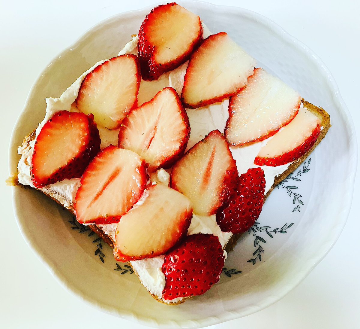 KureaMomoi's tweet photo. titleカフェごはん、自家製いちごホイップトースト
近所のスーパーの物が売り切れていたので自分で作ってみました#lunch #ランチsandwich #toast #sandwich #Plainbread #bread #homelunch #いちごホイップトースト#おやつ#homemade #カフェごはん #カフェ #いちご #苺 #生クリーム #ホイップクリーム https://t.co/iznP8qB4qr