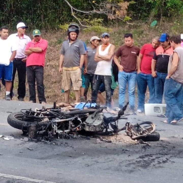 Trágico accidente de tránsito cobró la vida de dos motociclistas, incluyendo una adolescente que viajaba como pasajera.

fb.watch/itzepjo5wW/

#Nicaragua #Reporto