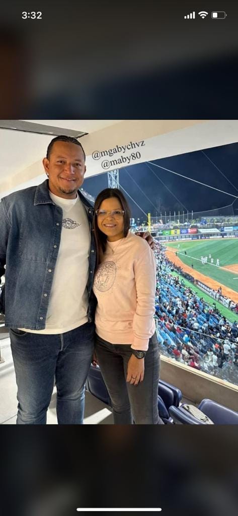 ¡CREALO! Miguel Cabrera dijo luego de tomarse una foto con la hija de Hugo Chávez. "Soy venezolano y estoy con Venezuela en las verdes y las maduras (Maduro). Sociablemente me fotografío con quien me lo pida. Si dicen que por eso soy chavista, pues lo soy, ¿y qué?". ¡Hmm!