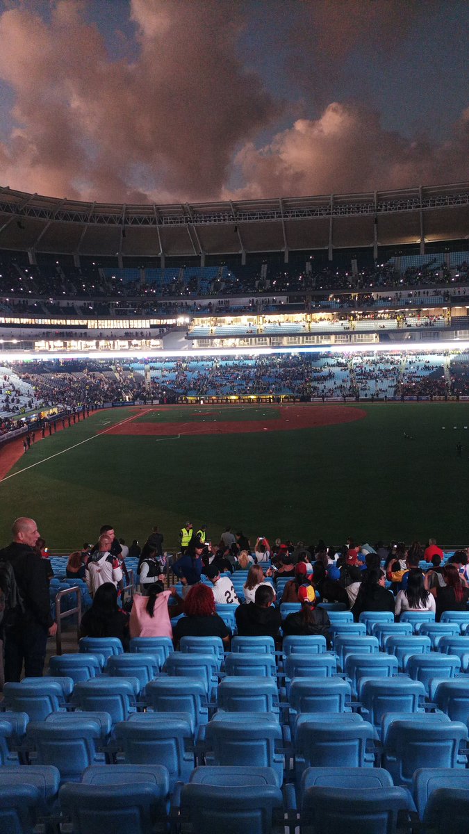 estendenciavzl's tweet photo. Ayer fui a la inauguración del estadio monumental Simón Bolívar de la Rinconada 👀

Y de verdad, es la representación gráfica del meme "quejesto nueva yol???"

Abro hilo contando la experiencia 🧵👀 https://t.co/MhnXpemAA1