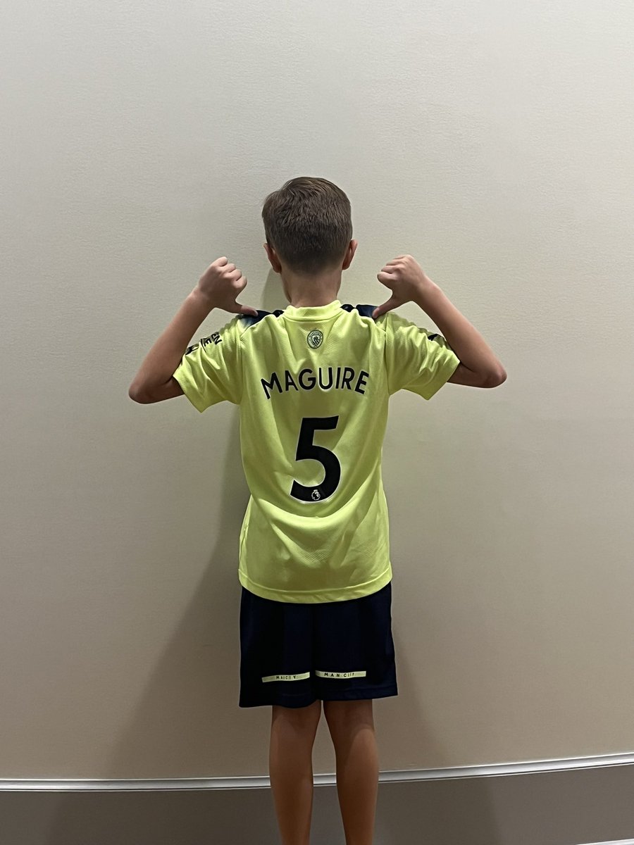 KLott1281's tweet photo. @HarryMaguire93 When all you want for Christmas is your favorite player’s jersey and this is what mom gets 😂😂. Supporting Man United from the USA!! https://t.co/PpVB5y451r