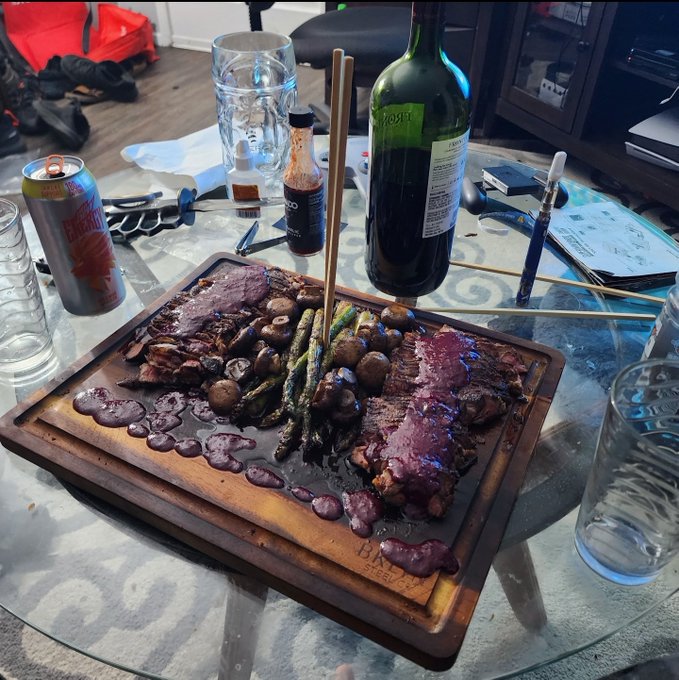 2 pic. The glamor shot, before DESTRUCTION

HAPPY FEMBOY FRIDAY!!!!!

#Steak #femboyfriday #twink #foodmadebyagay