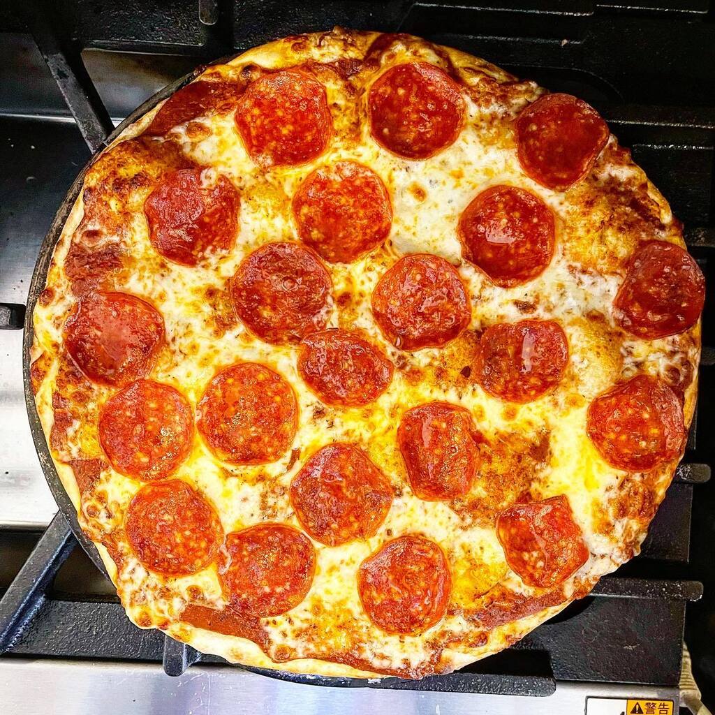 BlueRibbonPub's tweet photo. Our Blackjack features pepperoni, a salami from Mr. J’s homeland🇺🇸🍕 https://t.co/p8m73cfmjF