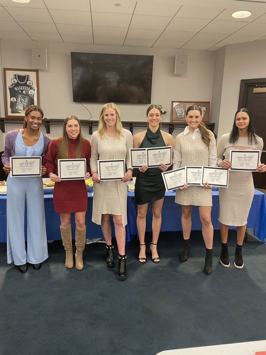 IchabodVB's tweet photo. That wraps up the 2022 Season! THANK YOU Seniors 💙

✅ Banquet #GoBods https://t.co/pLM2eshHZb