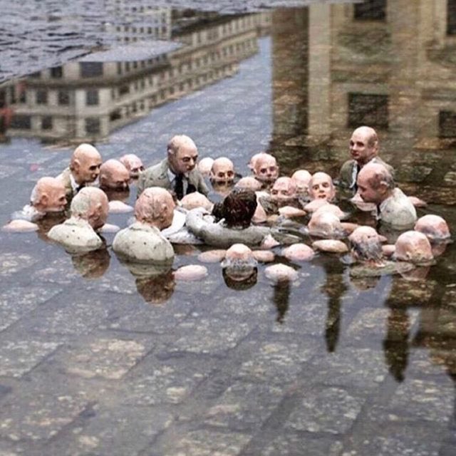 Sanfeliu's tweet photo. Les dejo esta escultura llamada “políticos discutiendo sobre el calentamiento global” realizada en Berlín. Dice bastante.saludos cordiales. https://t.co/ogU6Es5OpZ