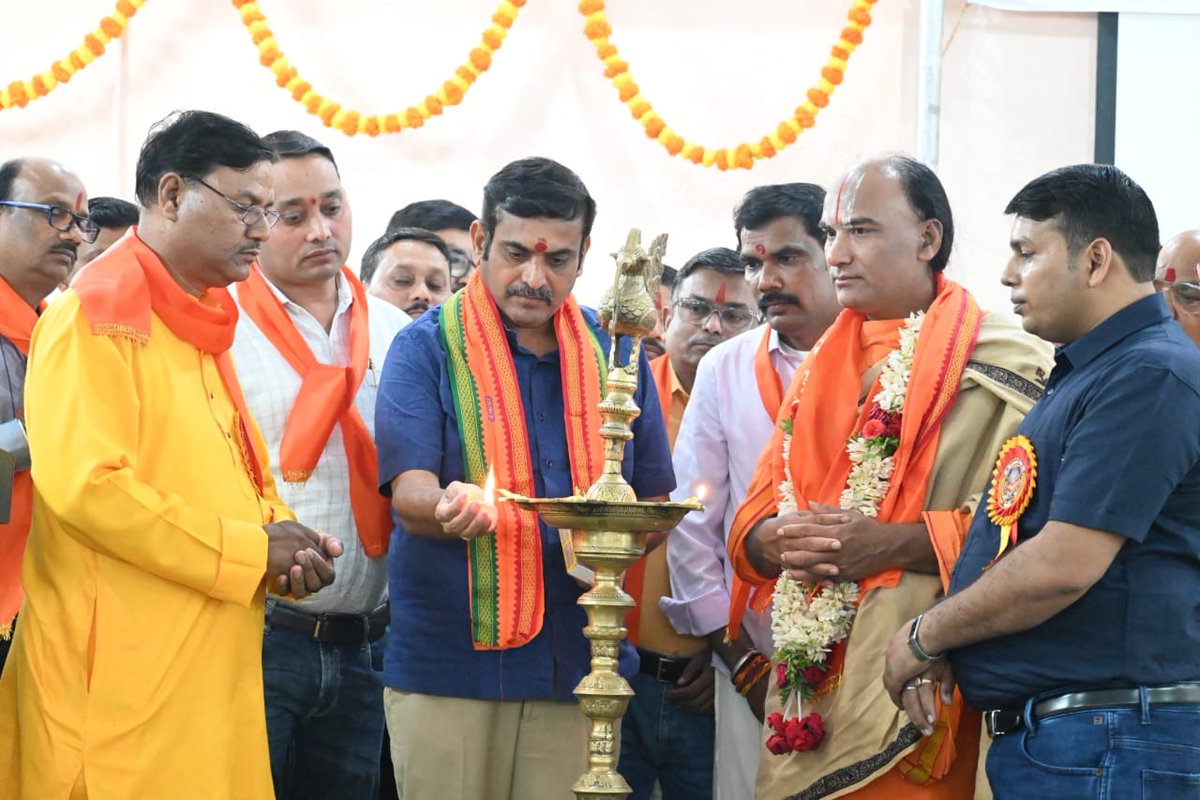 MunendraKumarKA's tweet photo. ಶ್ರೀ ವಿಶ್ವಕರ್ಮ ಸೇವಾ ಸಂಘ ಬೆಂಗಳೂರು ಇವರ ವತಿಯಿಂದ ನೆನ್ನೆ ಸಂಜೆ ಗಂಗಾನಗರದ IETE ಸಭಾಂಗಣದಲ್ಲಿ ನಡೆದ ಶ್ರೀ ವಿಶ್ವಕರ್ಮ ಜಯಂತಿ ಕಾರ್ಯಕ್ರಮದಲ್ಲಿ ಅತಿಥಿಯಾಗಿ ಭಾಗವಹಿಸಲಾಯಿತು.
#Byatarayanapura 
#vishwakarma https://t.co/S3K7C7dwkD