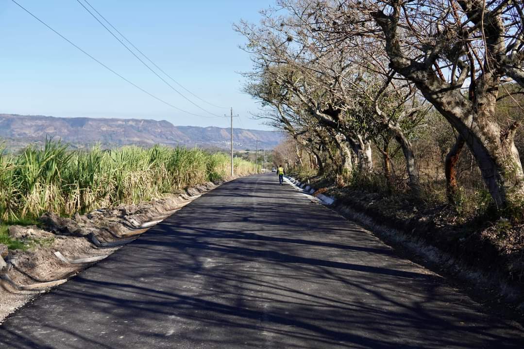 ahuedricardo's tweet photo. Hoy visitamos la localidad de San Antonio Paso del Toro, en la Congregación 6 de Enero, para supervisar una obra a punto de concluir, que consiste en más de 5 mil 400 m2 de pavimento de concreto asfáltico y casi un kilómetro de longitud. https://t.co/qB3EIl0HY4