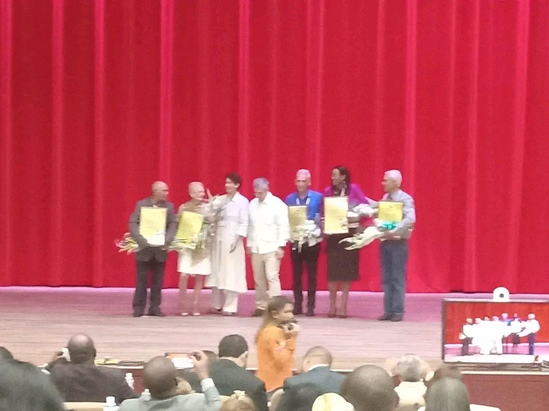 elsa_ena's tweet photo. La estimulación a los cinco maestros investigadores, seleccionados de las 16 propuestas recibidas de las provincias, distinguió la clausura de Pedagogía2023. Felicidades maestros. #CubaEduca @PresidenciaCuba @JorgeLuisPerd20 @JLBrocheLorenzo @DiazCanelB https://t.co/9EP8zocFCl