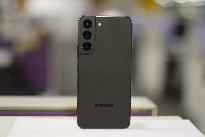 TechWek's tweet photo. #Samsung has reduced the price of its flagship model - S22, after the company's newly launched #GalaxyS23Series.

As the base model of #S23 is capped at Rs 74,999, the price of the older version #S22 has been cut by Rs 15000. Now it is available at Rs 57,999 - launched at 72,999. https://t.co/vZeP3ePnzL