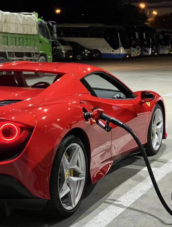 Akshaypatnunf's tweet photo. I'm really tired of fighting all the way all night. Is there a driver?#FerrariFriday https://t.co/iFm3eo809y