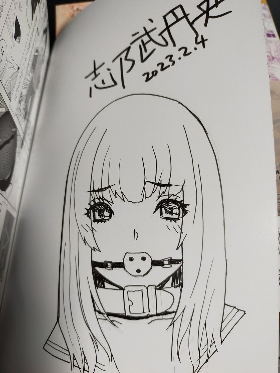 朝のサイン本活動。アナログ時代の常識、右ききなら左上からペン入れ。右下で終了…インクの乾くタイミングを様子見しながら、自分の手のストロークのクセに合わせて紙をクルクル回す。デジタルではない感覚。16冊できた。 