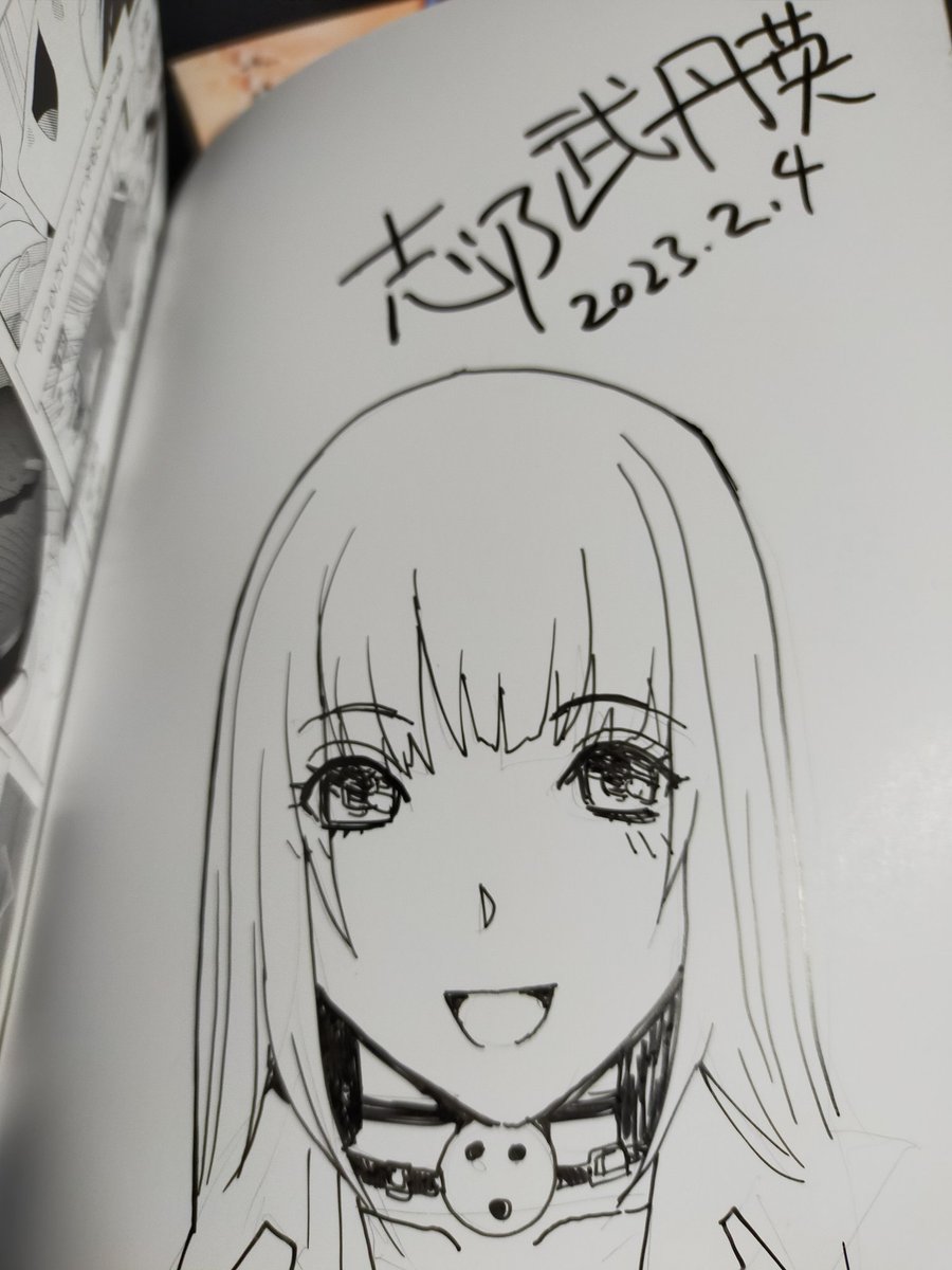 朝のサイン本活動。アナログ時代の常識、右ききなら左上からペン入れ。右下で終了…インクの乾くタイミングを様子見しながら、自分の手のストロークのクセに合わせて紙をクルクル回す。デジタルではない感覚。16冊できた。 