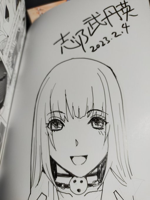 朝のサイン本活動。アナログ時代の常識、右ききなら左上からペン入れ。右下で終了…インクの乾くタイミングを様子見しながら、自分の手のストロークのクセに合わせて紙をクルクル回す。デジタルではない感覚。16冊できた。 