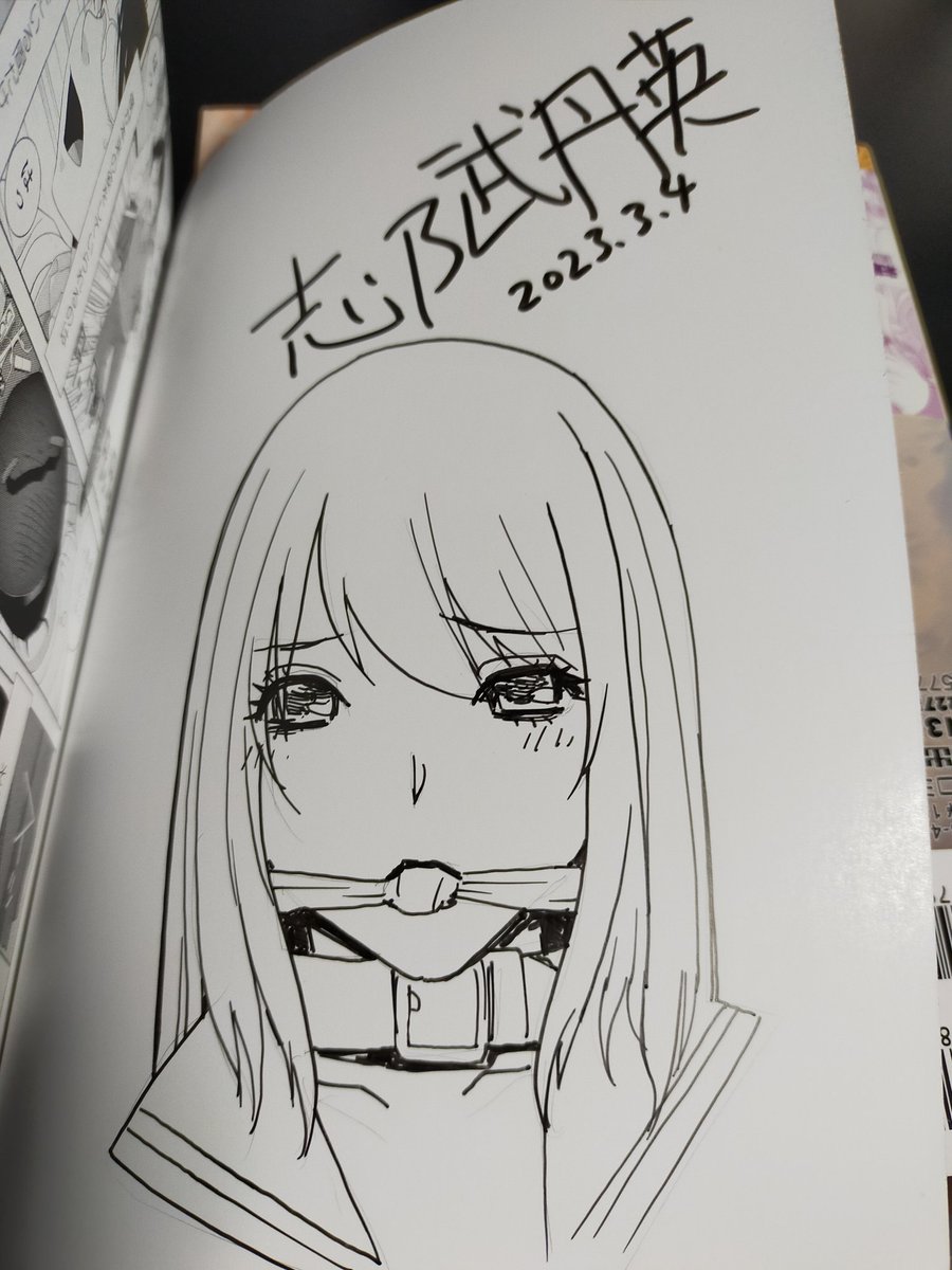 朝のサイン本活動。アナログ時代の常識、右ききなら左上からペン入れ。右下で終了…インクの乾くタイミングを様子見しながら、自分の手のストロークのクセに合わせて紙をクルクル回す。デジタルではない感覚。16冊できた。 