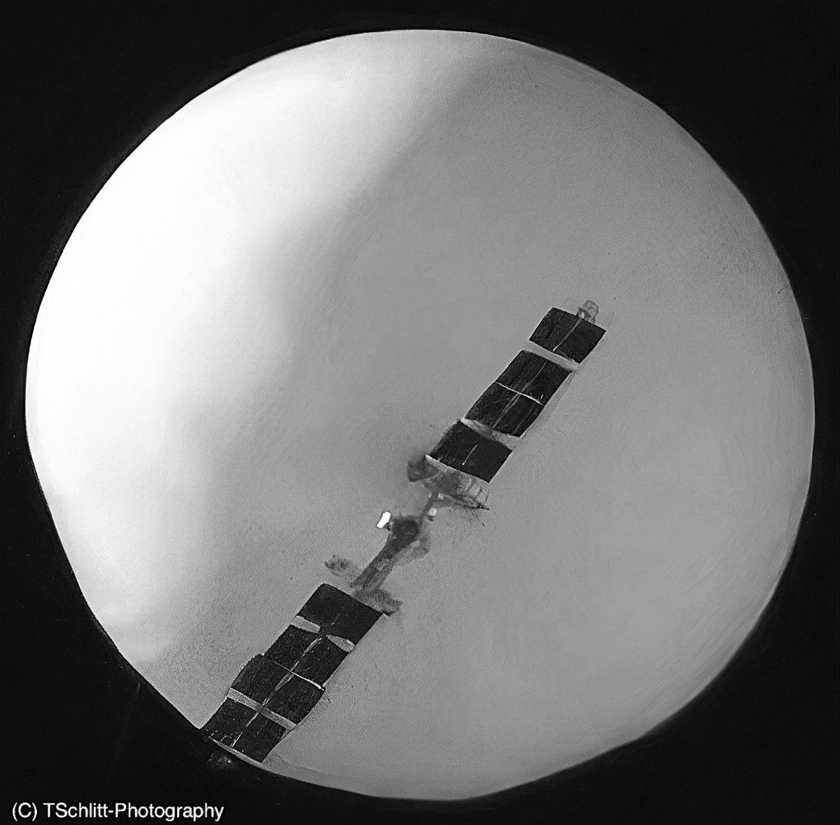 EricSpracklen's tweet photo. Best photo I’ve seen of the Chinese Spy Balloon. 

Wow. https://t.co/wLI6xx7GIY