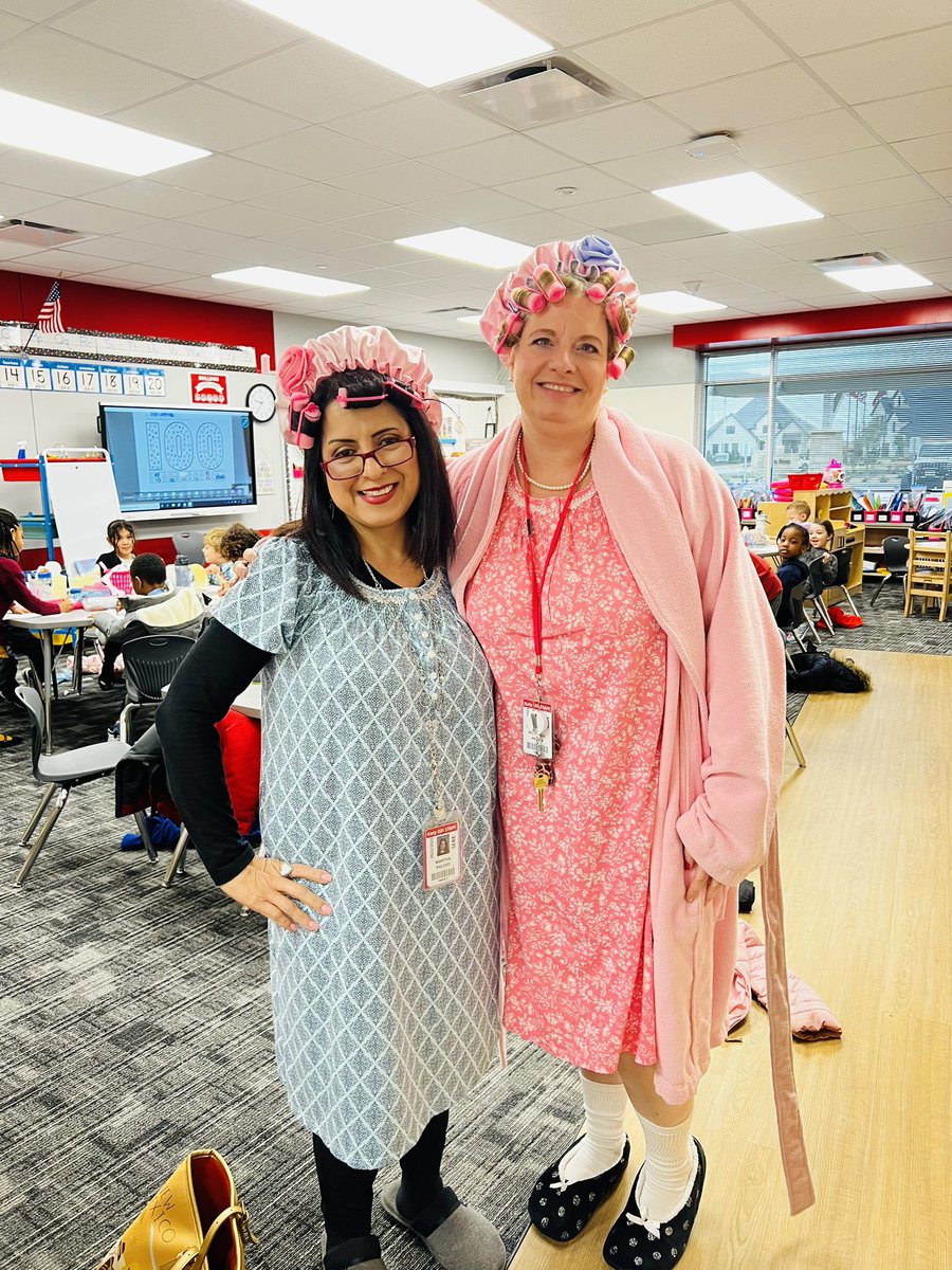 SEREbulldogs's tweet photo. Celebrating the 100th Day at Robertson ❤️🐾 @katyisd @MarthaEPulido https://t.co/xGHFRFAvQF