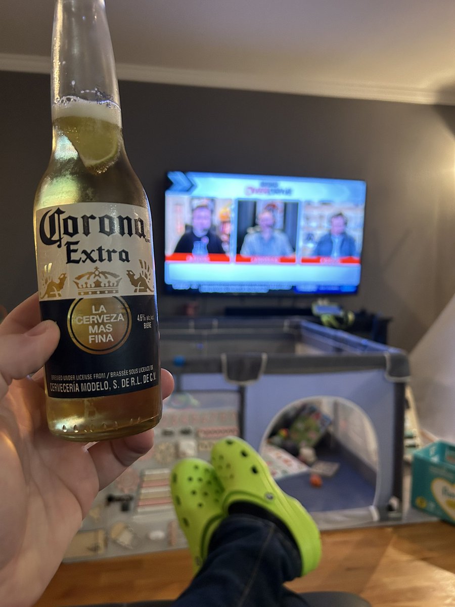 #CoronaFridays is back! <a href="/OverDrive1050/">OverDrive</a> <a href="/odognine2/">Jeff O’Neill</a> <a href="/HayesTSN/">Bryan Hayes</a> <a href="/jamiemclennan29/">Jamie McLennan</a> Nothing better then an ice cold Corona on mail it in Fridays with the boys!