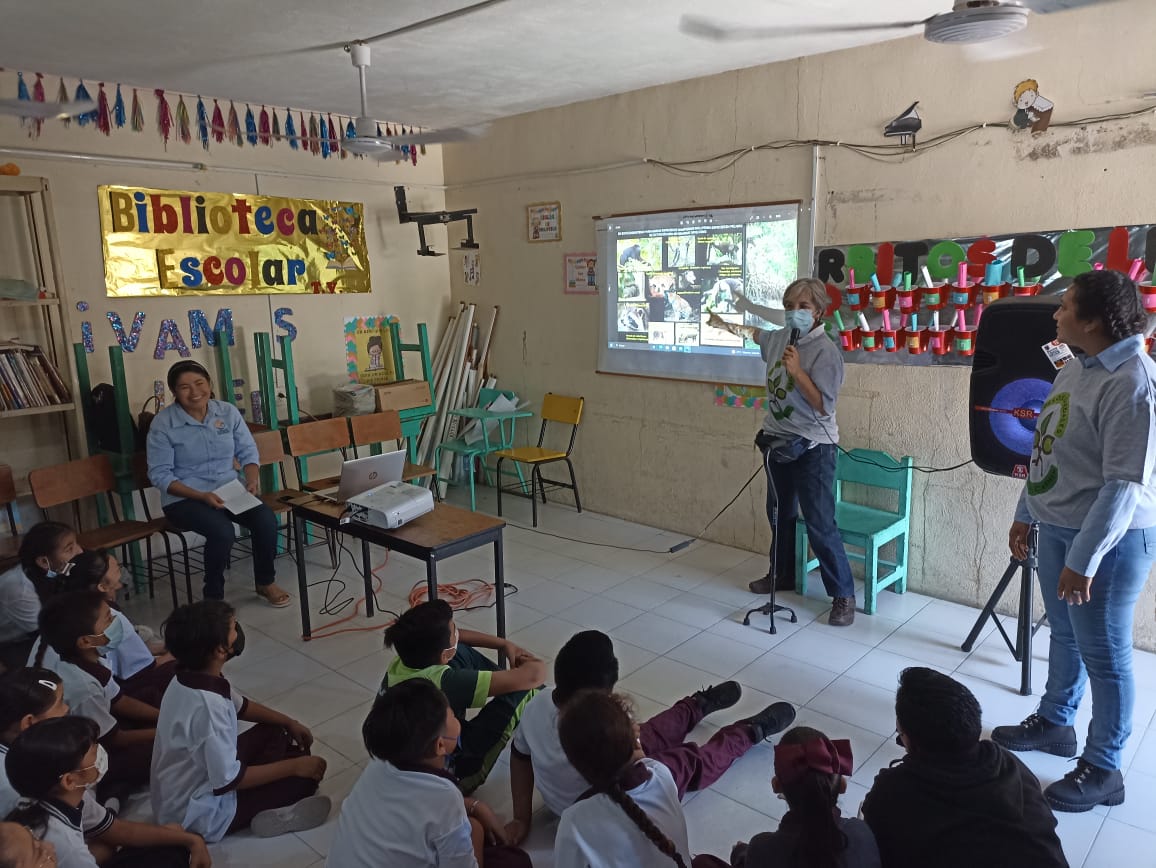 UNACAR's tweet image. Mtra. Esthela Endañú Huerta, docente del Jardín Botánico Regional Carmen de @UNACAR, impartió la charla "Los #manglares y su importancia" dirigida a niños de la Escuela Primaria Lucila Alayola Laura.
La invitación fue realizada por la @CONANP_mx  por el #DíaMundialDeLosHumedales