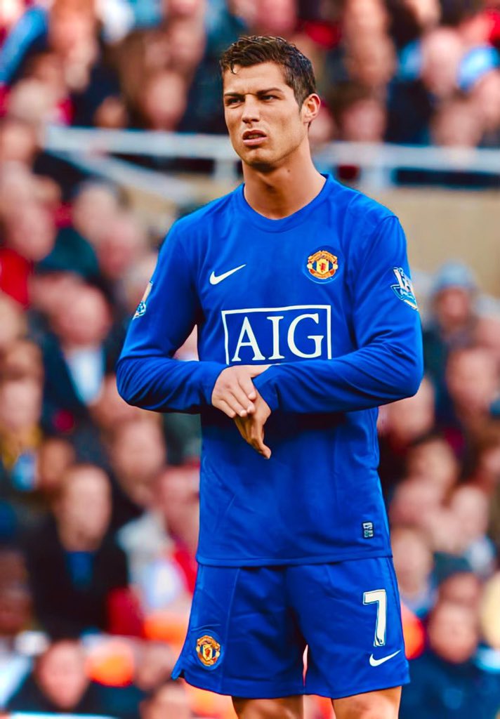 ActuFoot_'s tweet photo. Ce maillot bleu de Manchester United était exceptionnel. 🔵 https://t.co/J6ayn16Yt1