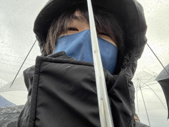 雨ビャービャーやのにめちゃくそ並んどる。今は雨を凌ぐので精一杯やから後で写真撮りましょう。今は今を生きることのみに集中しましょう。#ジャンボマックス777出雲店#カメラ無いからいつでも声かけてやで#15時までおるやで 