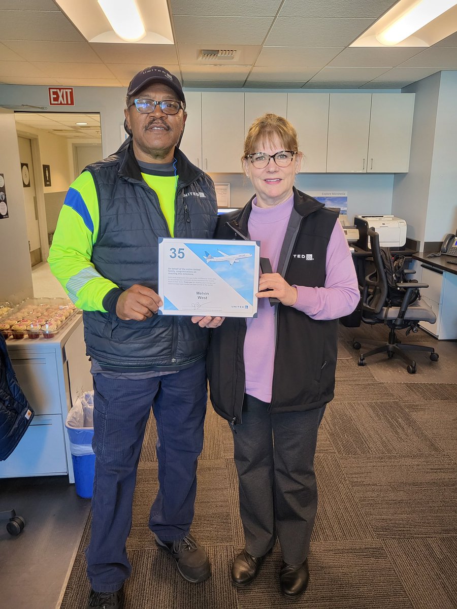RussllCollin's tweet photo. Team SAN celebrating Mr. Melvin West’s 35th Anniversary @united today. Congratulations on your amazing journey, Melvin!👏🏼👏🏼👏🏼 @Jeanblu8219 @JuliFinneyUA @GBieloszabski @espresso613 #BeingUnited #35andcounting #celebrateyourstory https://t.co/UhL4F0XZsG