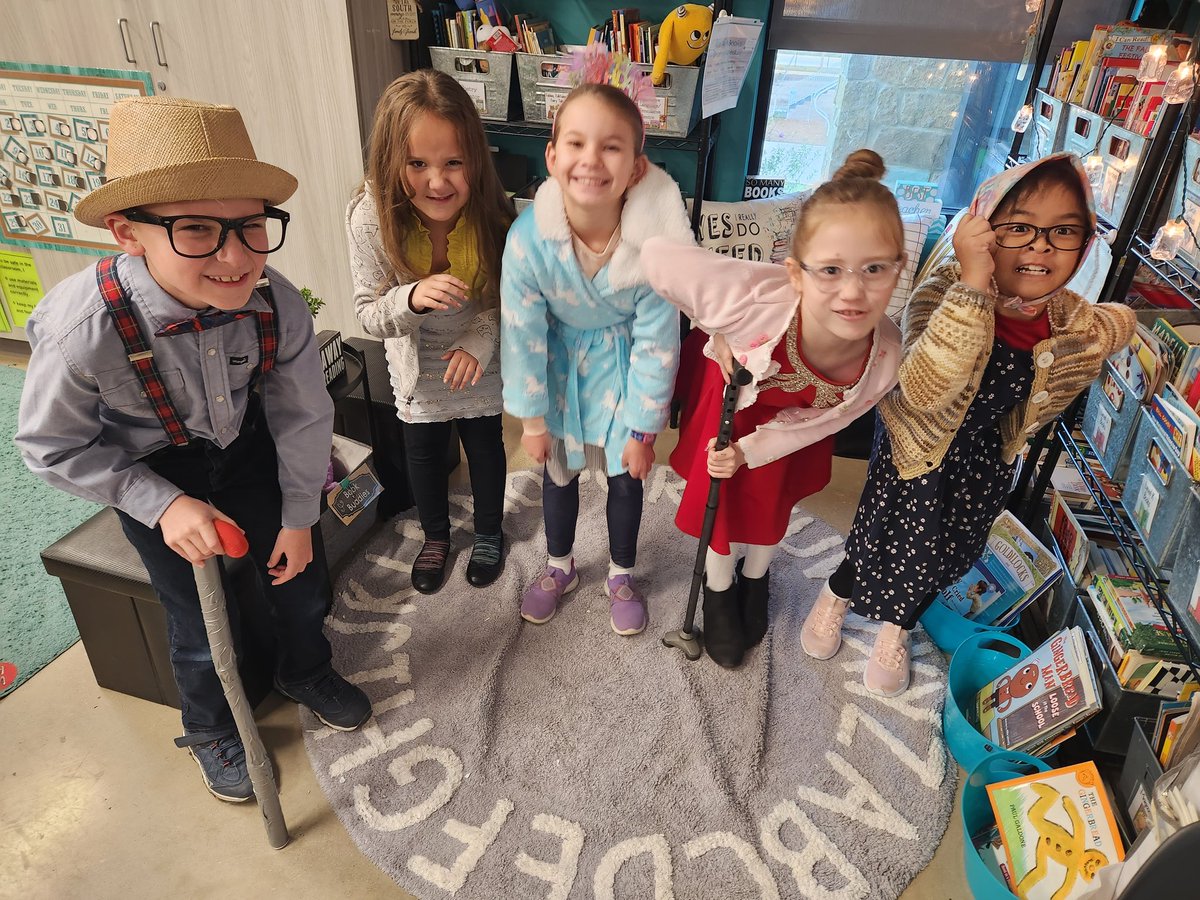 mrs_pompaclass's tweet photo. 💯th day of school means we are 💯 days smarter! Enjoyed seeing them 💯 years old and reading about when they are 💯 years old too. #Pompa2ndgrade #TraditionTitans https://t.co/PQghKhLwcC