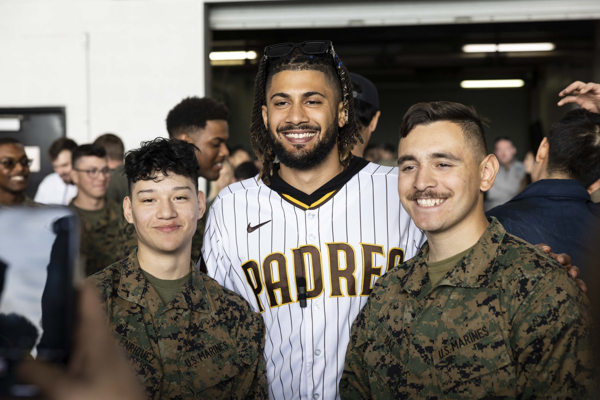3rdmaw's tweet photo. @Padres visited the #Marines #Sailors of #3rdMAW today! The #VMGR352 hangar was filled with fans that got to shake hands, take photos, and get autographs from some of best players in Major League Baseball.
@USMC @MLB https://t.co/Jb2uozwu2v