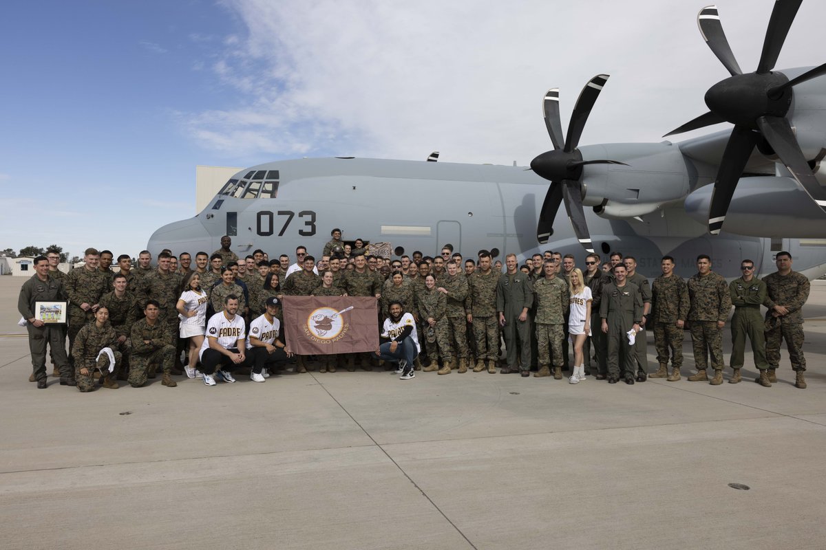 3rdmaw's tweet photo. @Padres visited the #Marines #Sailors of #3rdMAW today! The #VMGR352 hangar was filled with fans that got to shake hands, take photos, and get autographs from some of best players in Major League Baseball.
@USMC @MLB https://t.co/Jb2uozwu2v