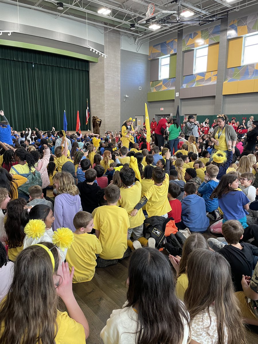 BreaynH's tweet photo. Nothing better then a Groves Pep Rally!! #wearegroves @Angela_bland1 https://t.co/MDRkhrKRY3