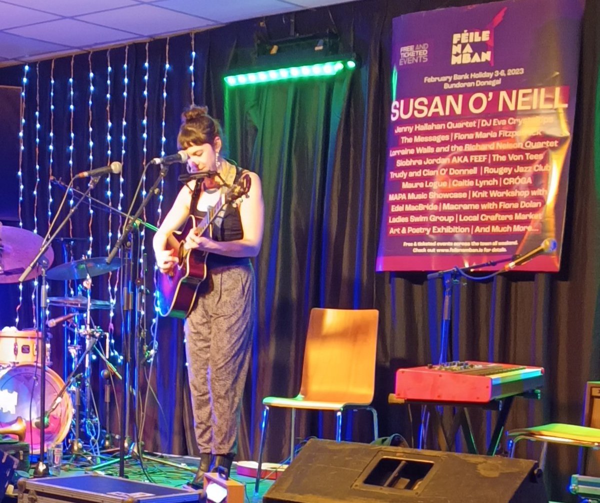 Paddyrun1's tweet photo. @SoundsofSON @feilenamban @DscoverBundoran @Apartotel Great start to @feilenamban in Bundoran this evening with a stunning performance from @SoundsofSON and her band - absolutely brilliant. https://t.co/lKkRdk9XJE