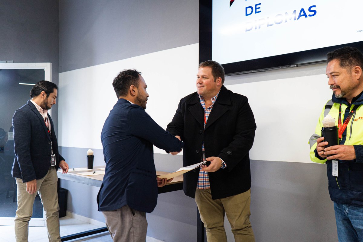 Estamos comprometidos en brindar el mejor servicio con calidad. Esto se logra capacitando a nuestros colaboradores en temas fundamentales para mejorar el desempeño de nuestros procesos. Entrega de reconocimientos a quienes concluyeron la etapa del curso Procesos y Cadena de Valor